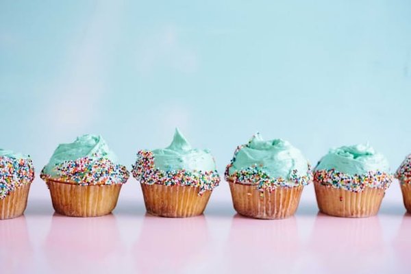 Quels sont les secrets pour réussir des cupcakes moelleux et garnis de manière créative?